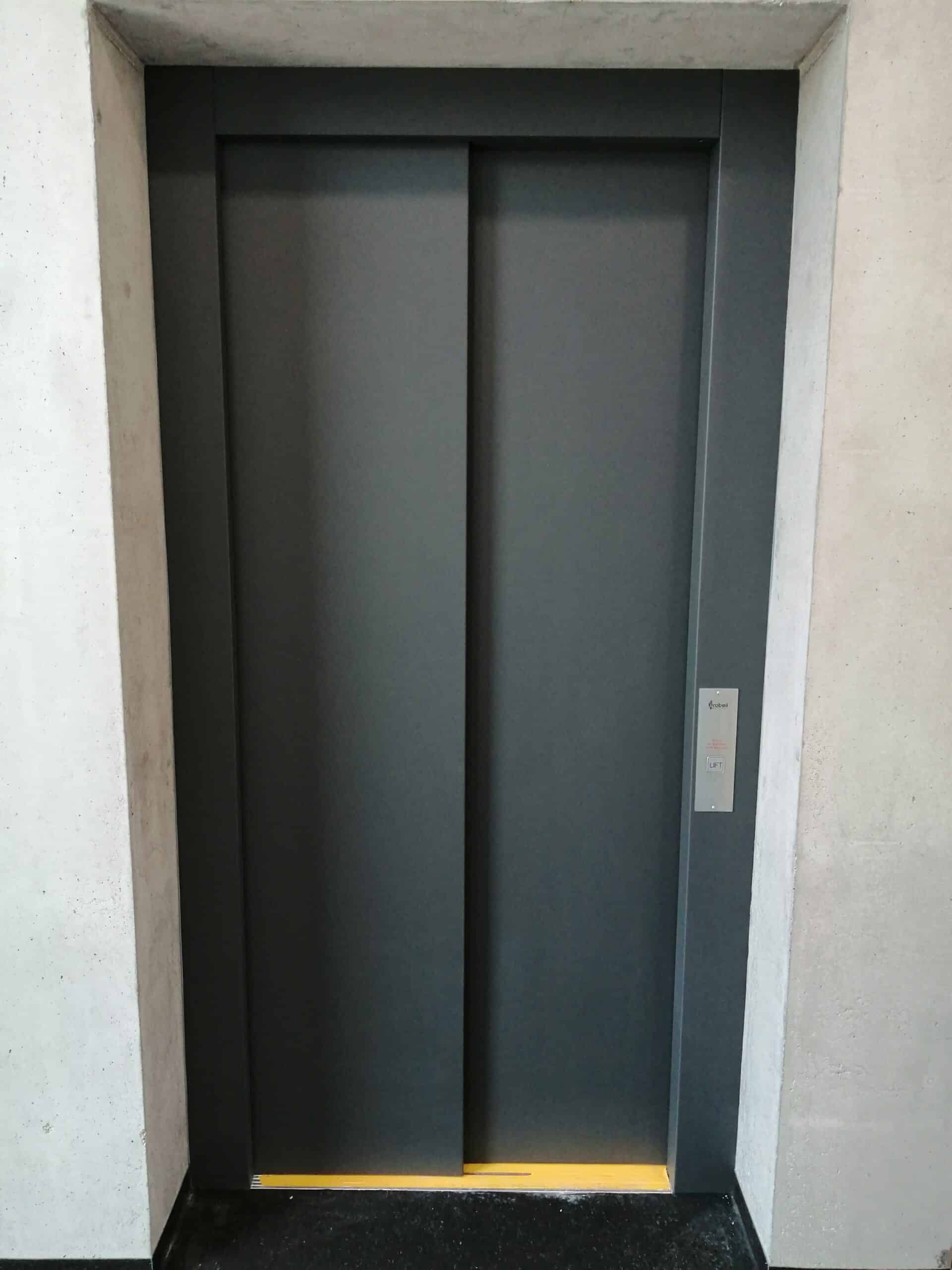 Aufzugstüren modernem dunkelgrau