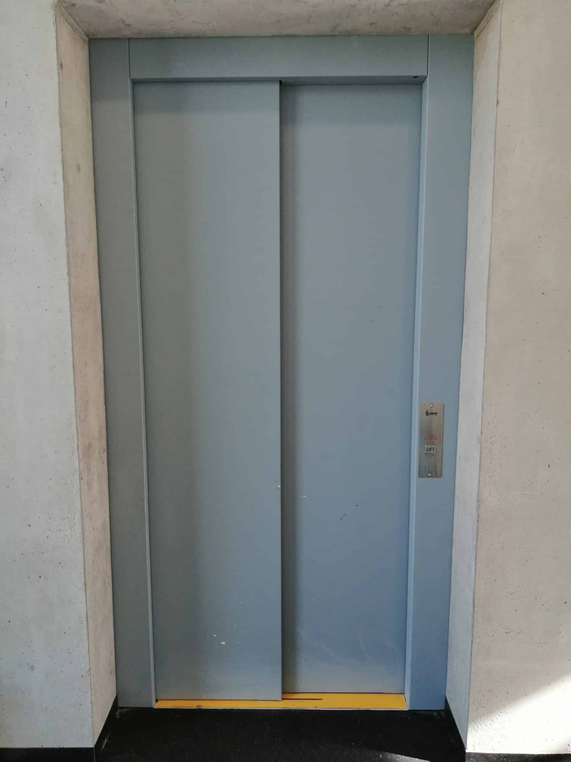 Aufzugstüren in hellem Blau-grau