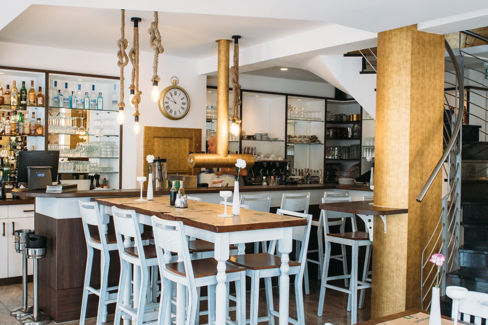 Restaurant mit Bar hochwertig modernisiert mit goldenen Elementen