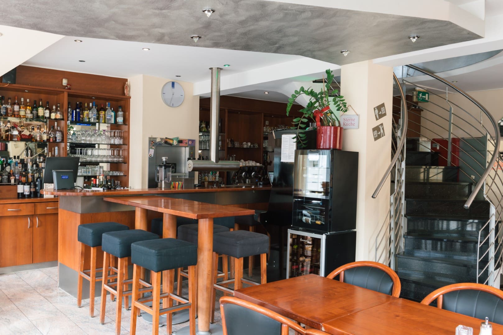 Restaurant mit Bar in Holzoptik