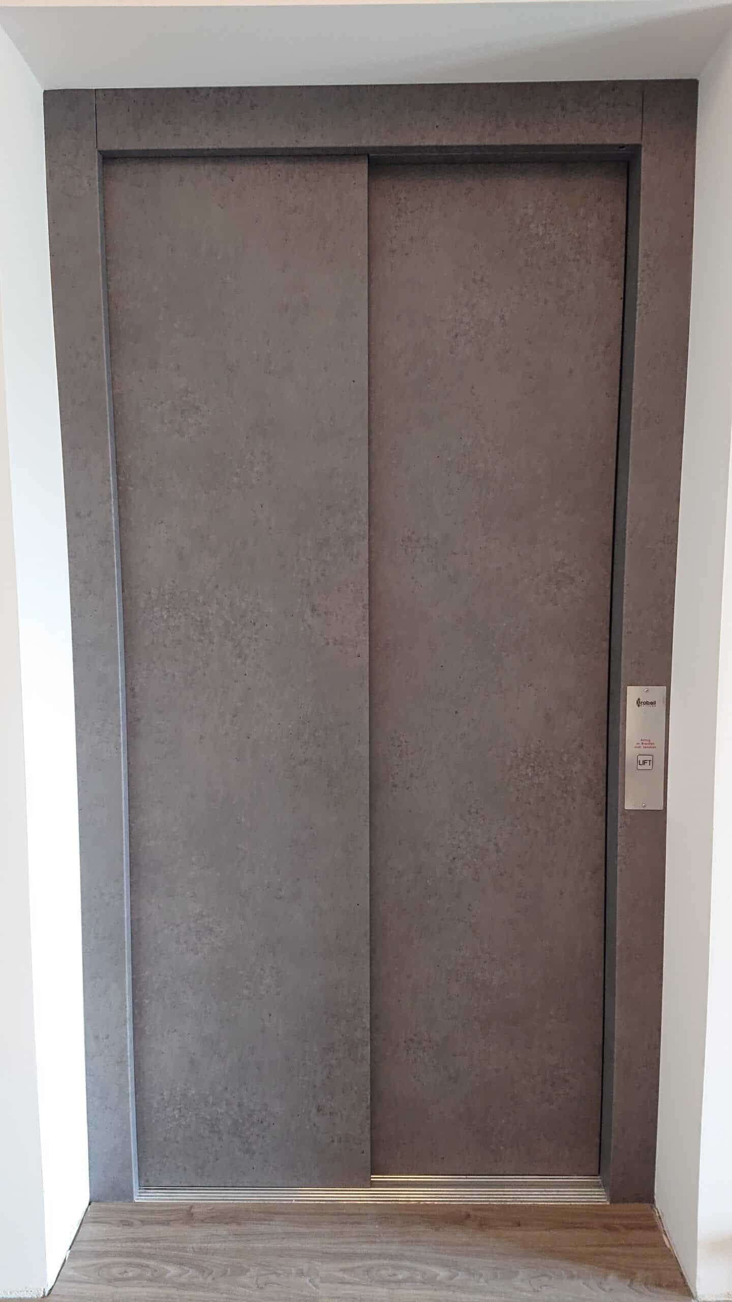 Aufzugtüren in Steinoptik