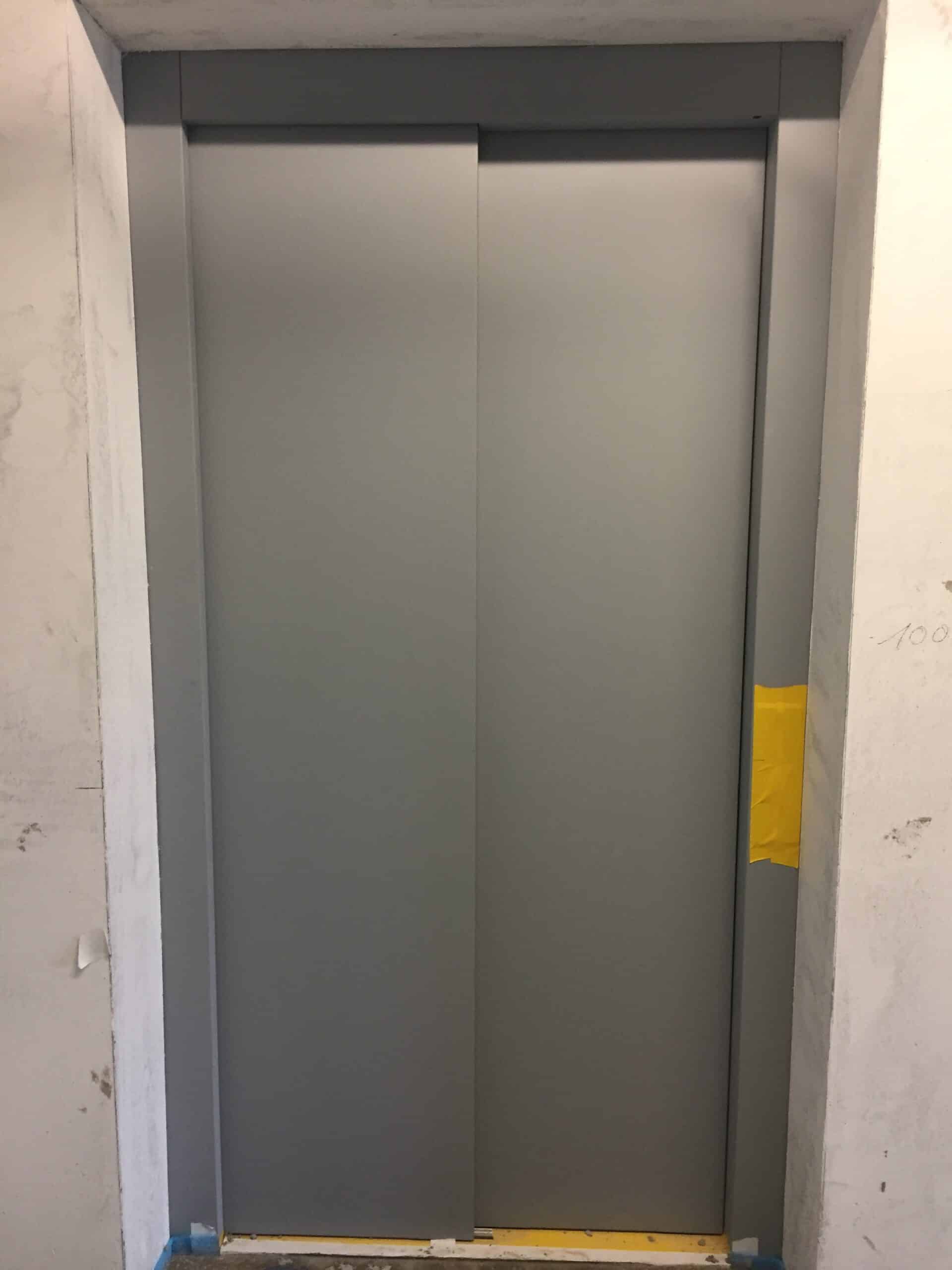 Aufzugtüren in grau
