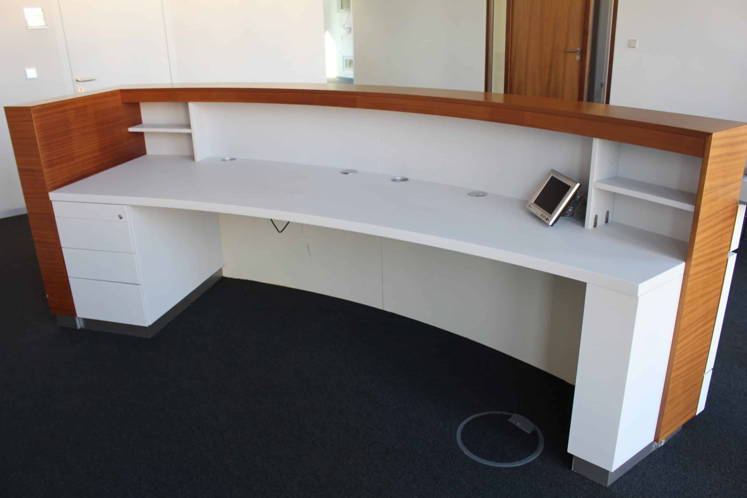 Praxistheke in weiß foliert