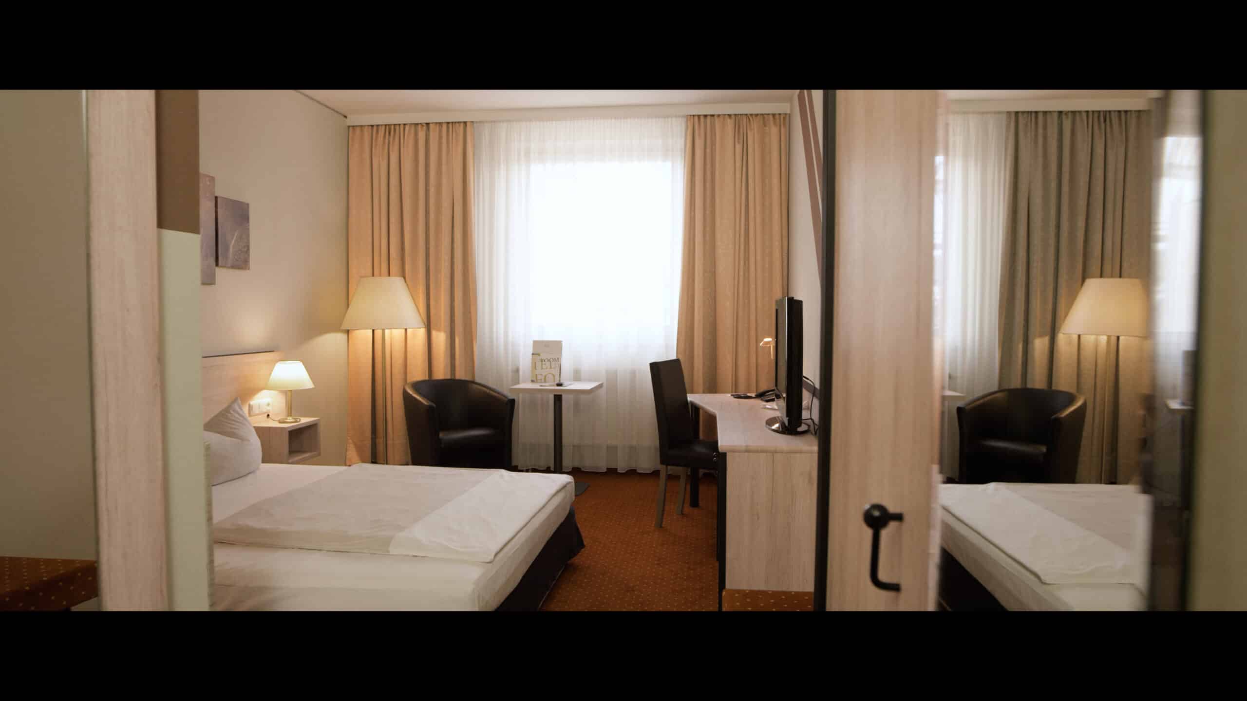 modernisiertes Hotelzimmer