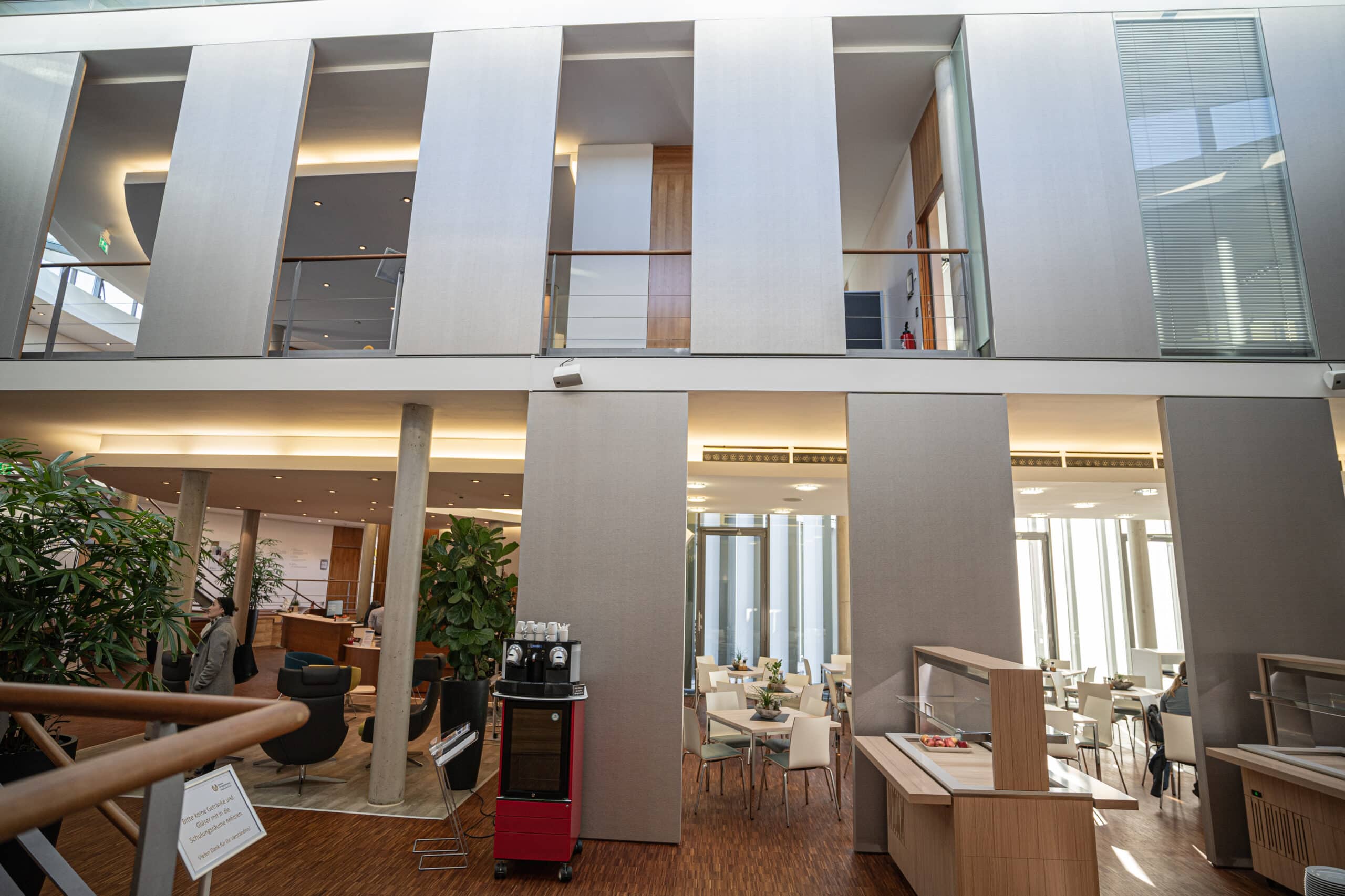 Großraumbüro modernisiert mit Holzelementen in Silber