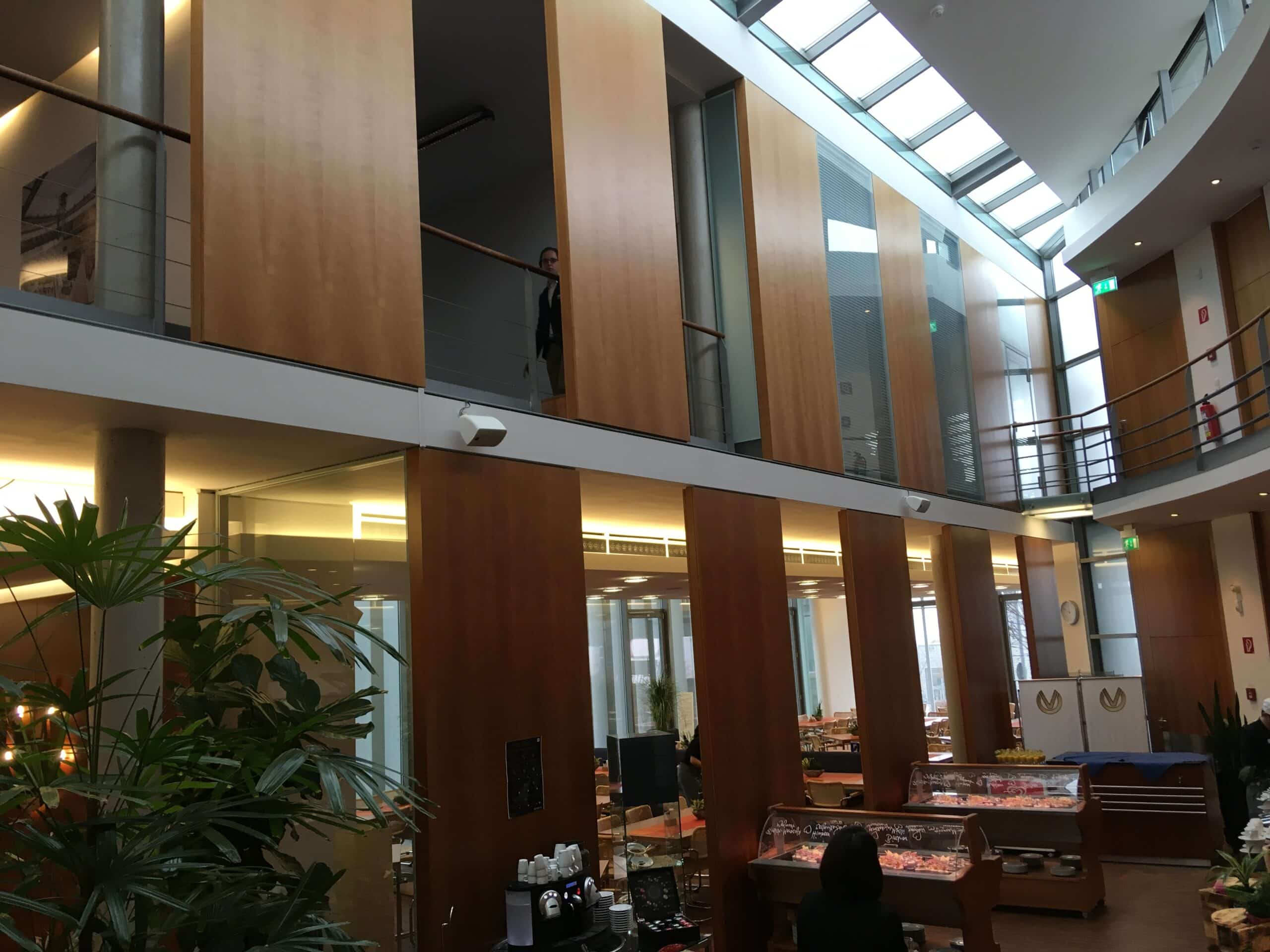 Großraumbüro mit Holzelementen in dunkel