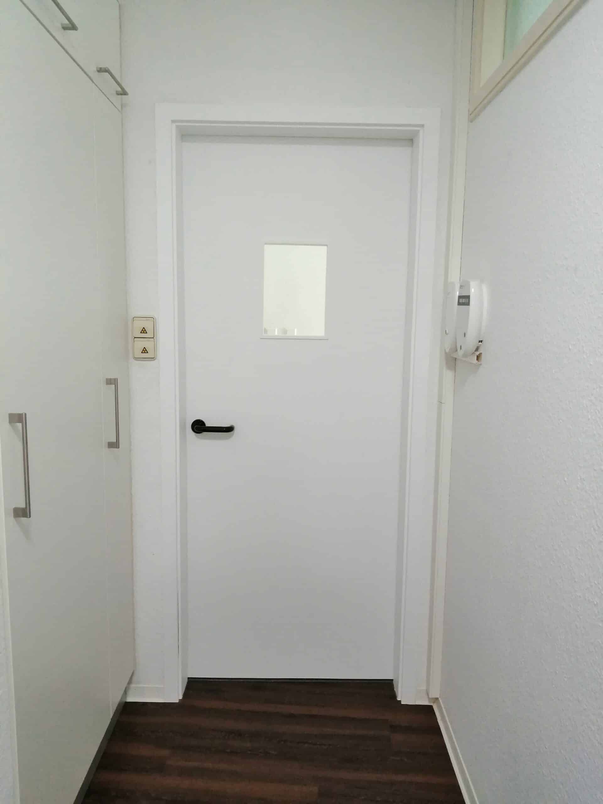 Praxistür in weiß