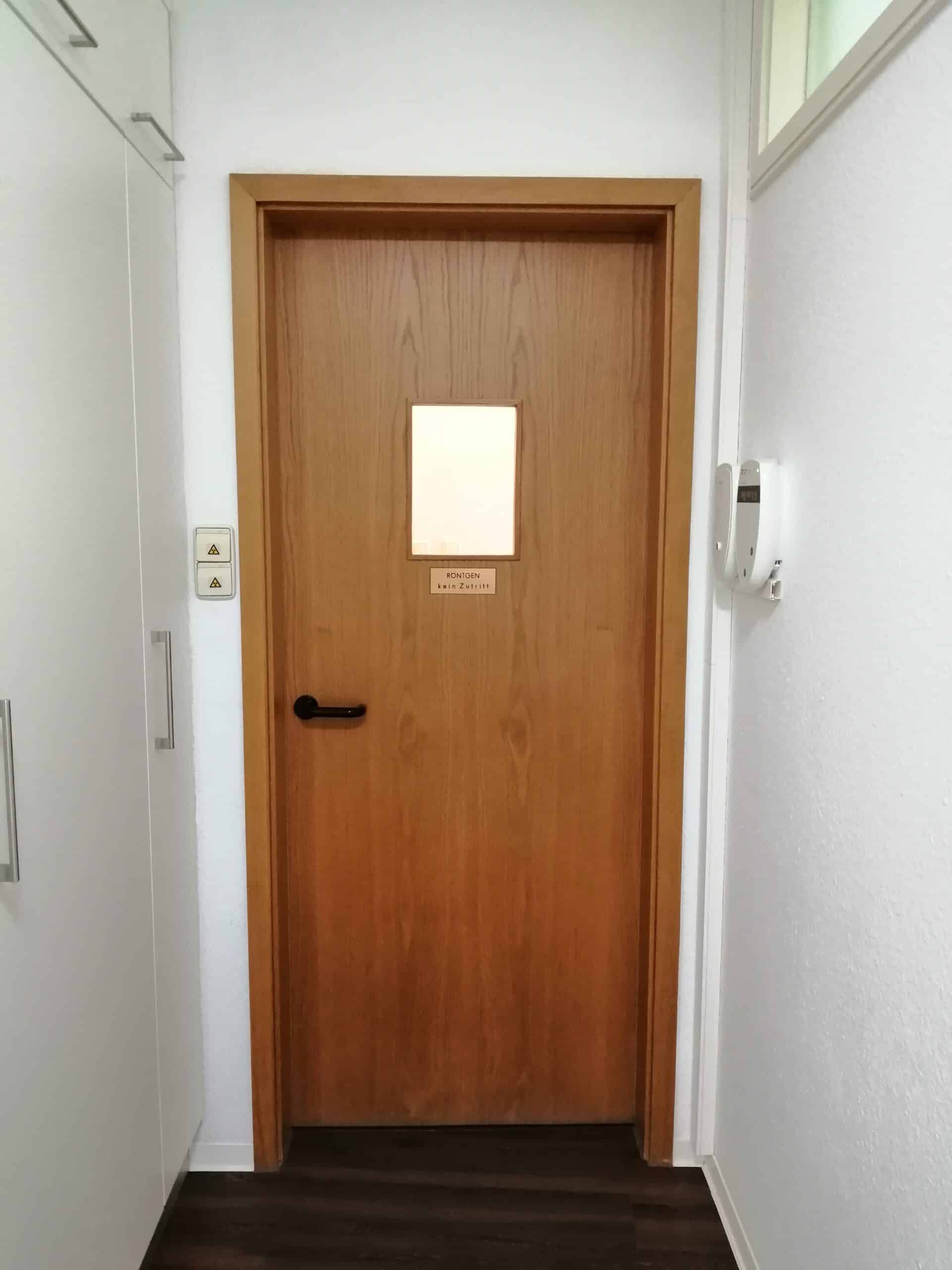 Praxistür in Holzoptik