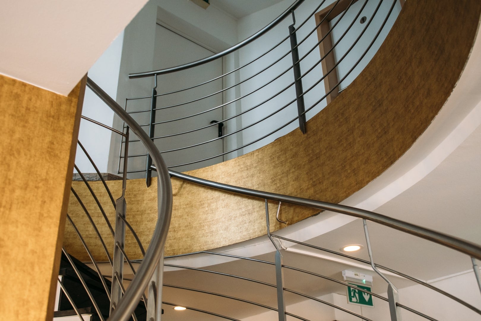 Treppenaufgang im Restaurant in Gold