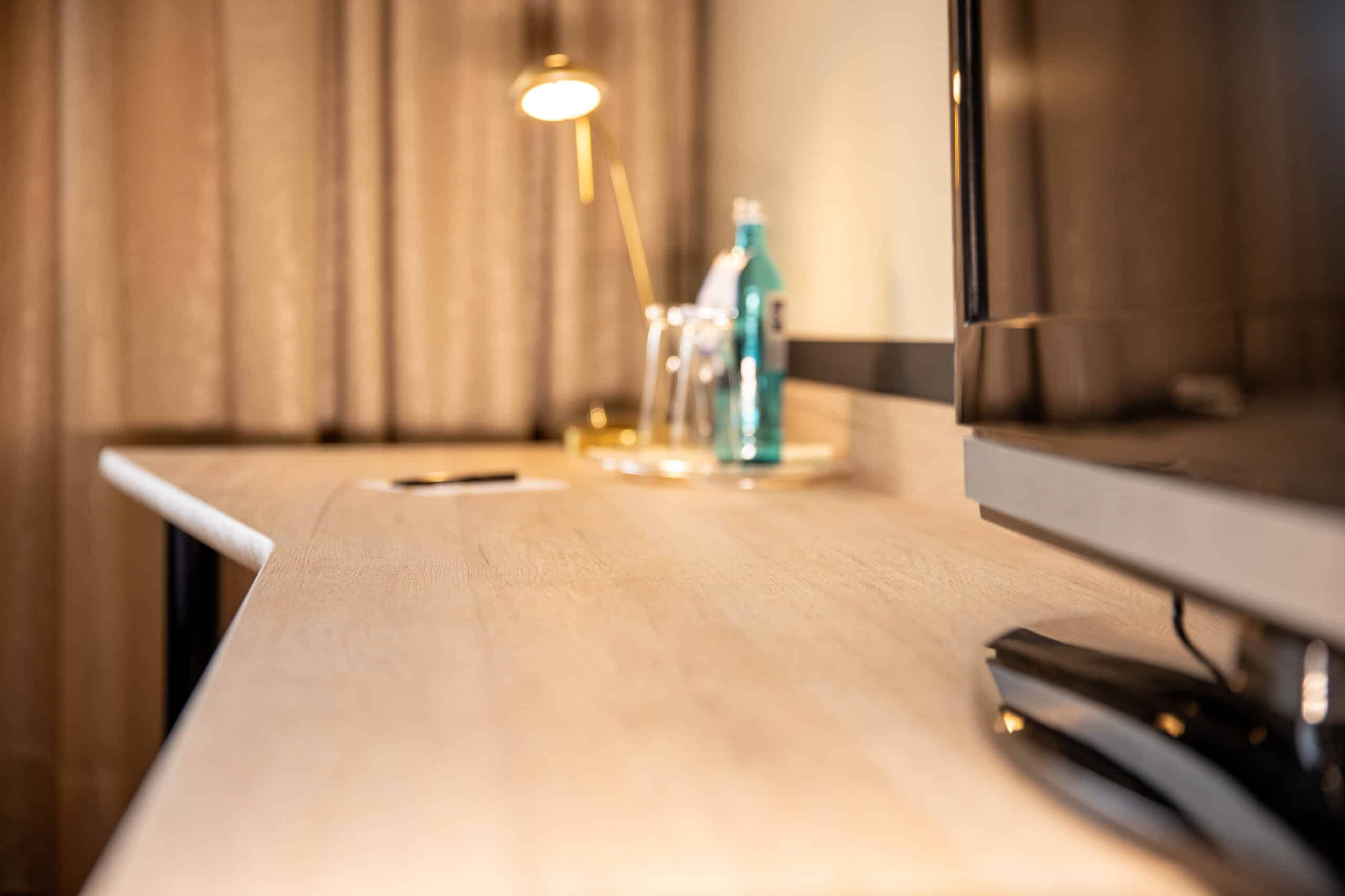 Nahaufnahme Hoteltisch helle Holzoptik