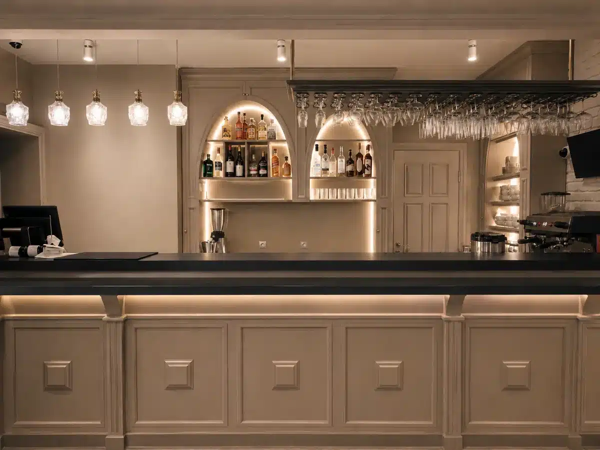 Hotelbar mit erneuerter Theken- und Frontoberfläche