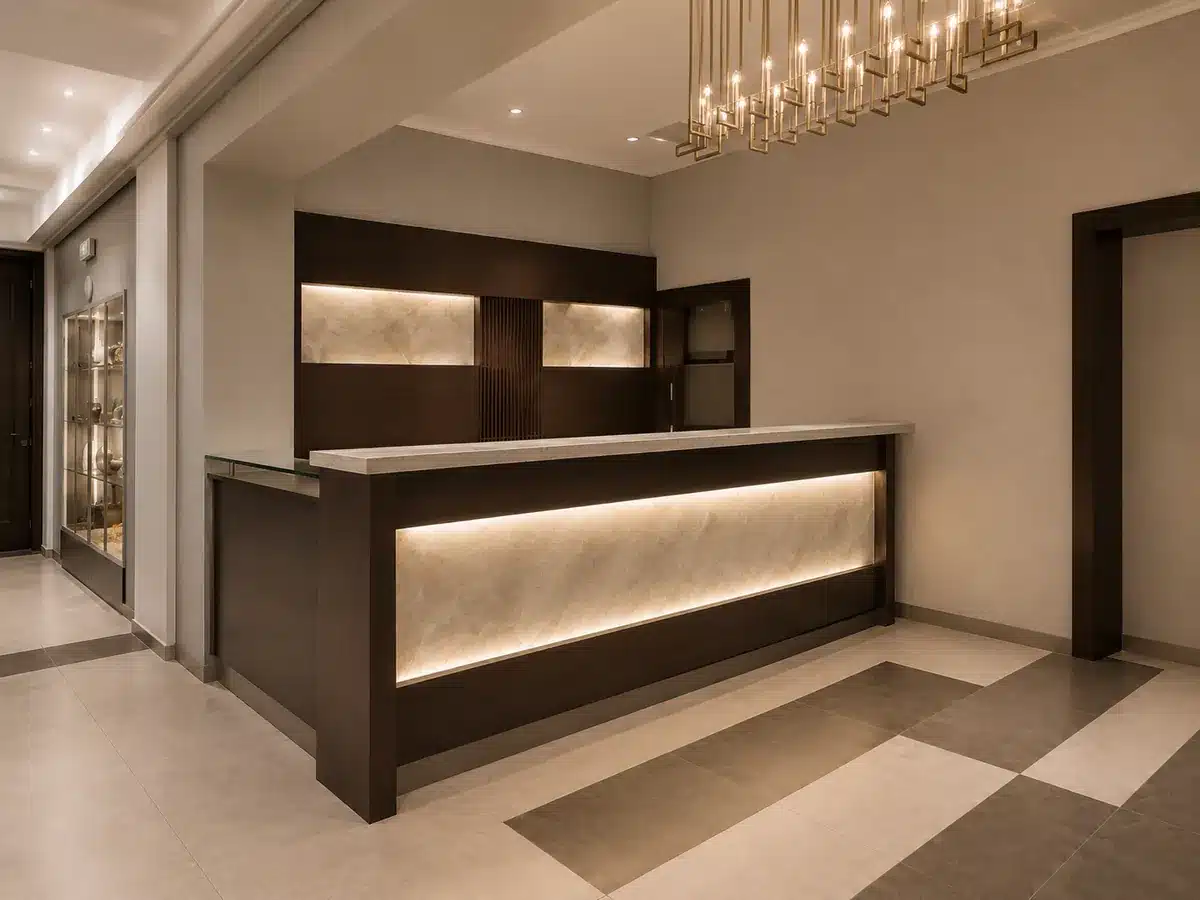 Modernisierte Hotellobby mit erneuertem Empfangsbereich