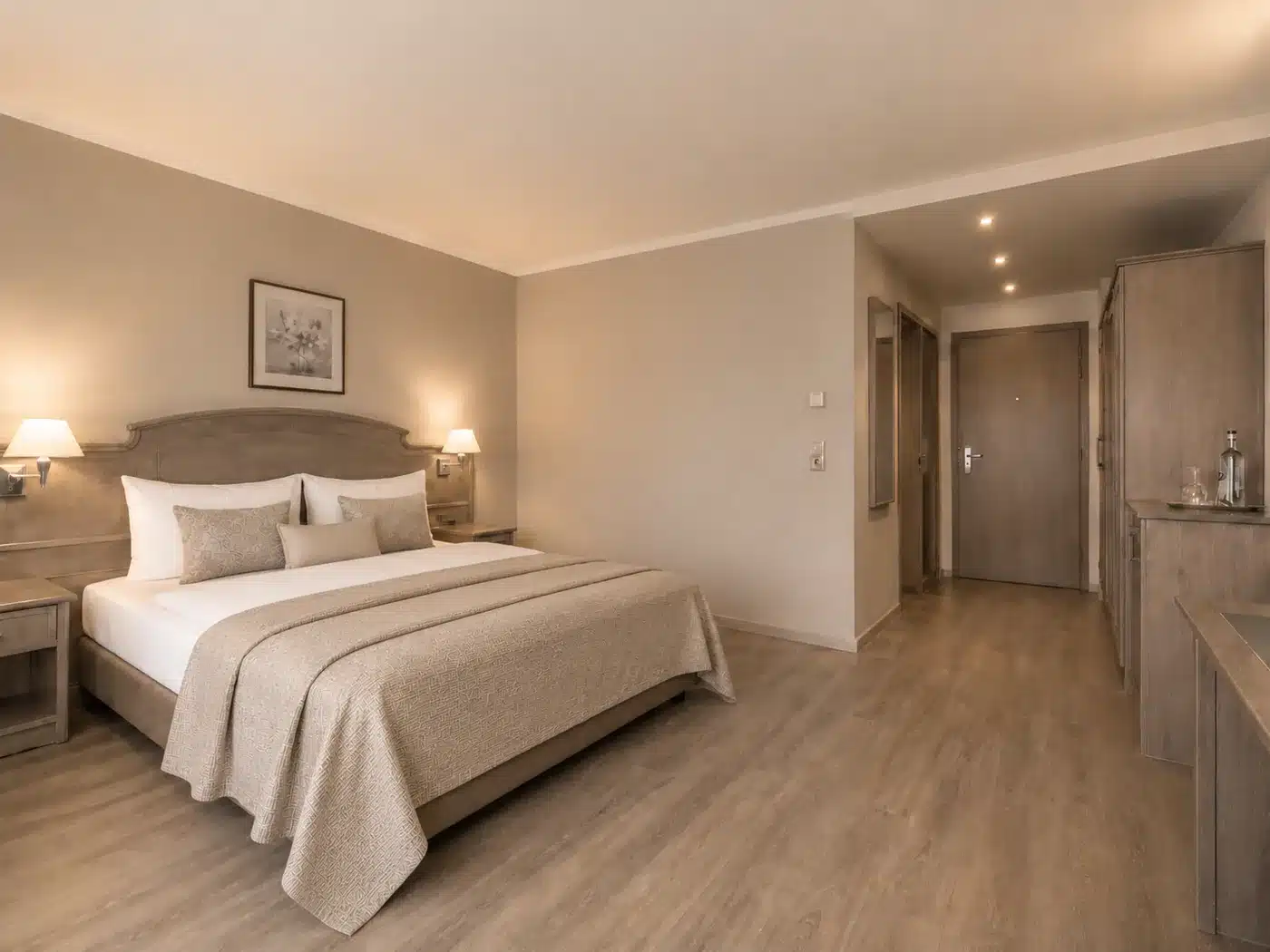 Dasselbe Hotelzimmer nach der Renovierung, hell und modern, Möbel im Bestand erneuert