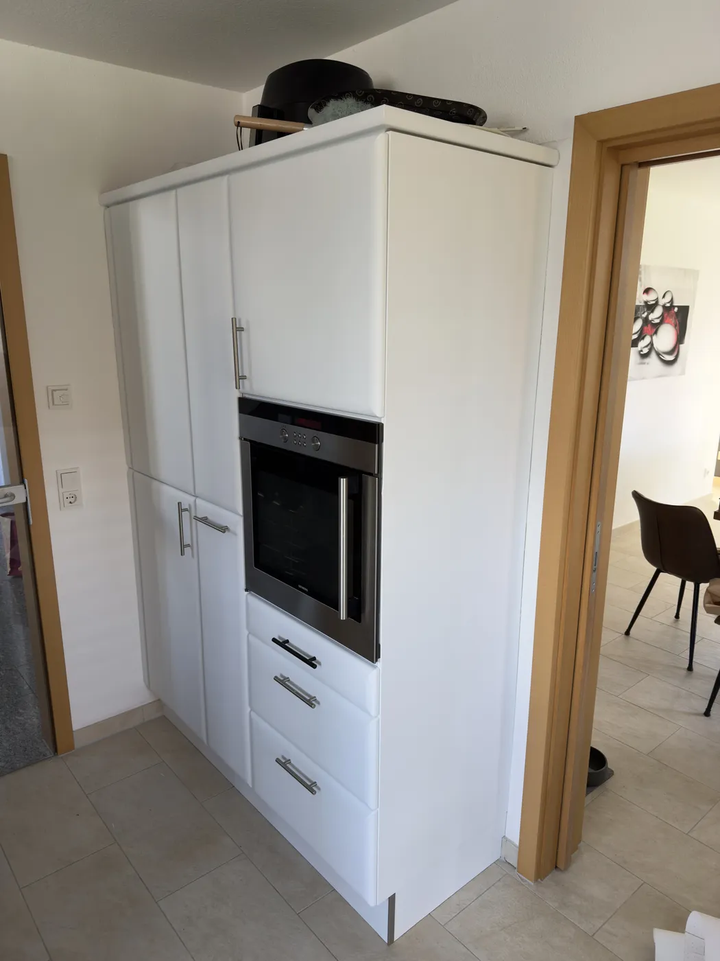 Derselbe Hochschrank mit Backofen nach der Folierung