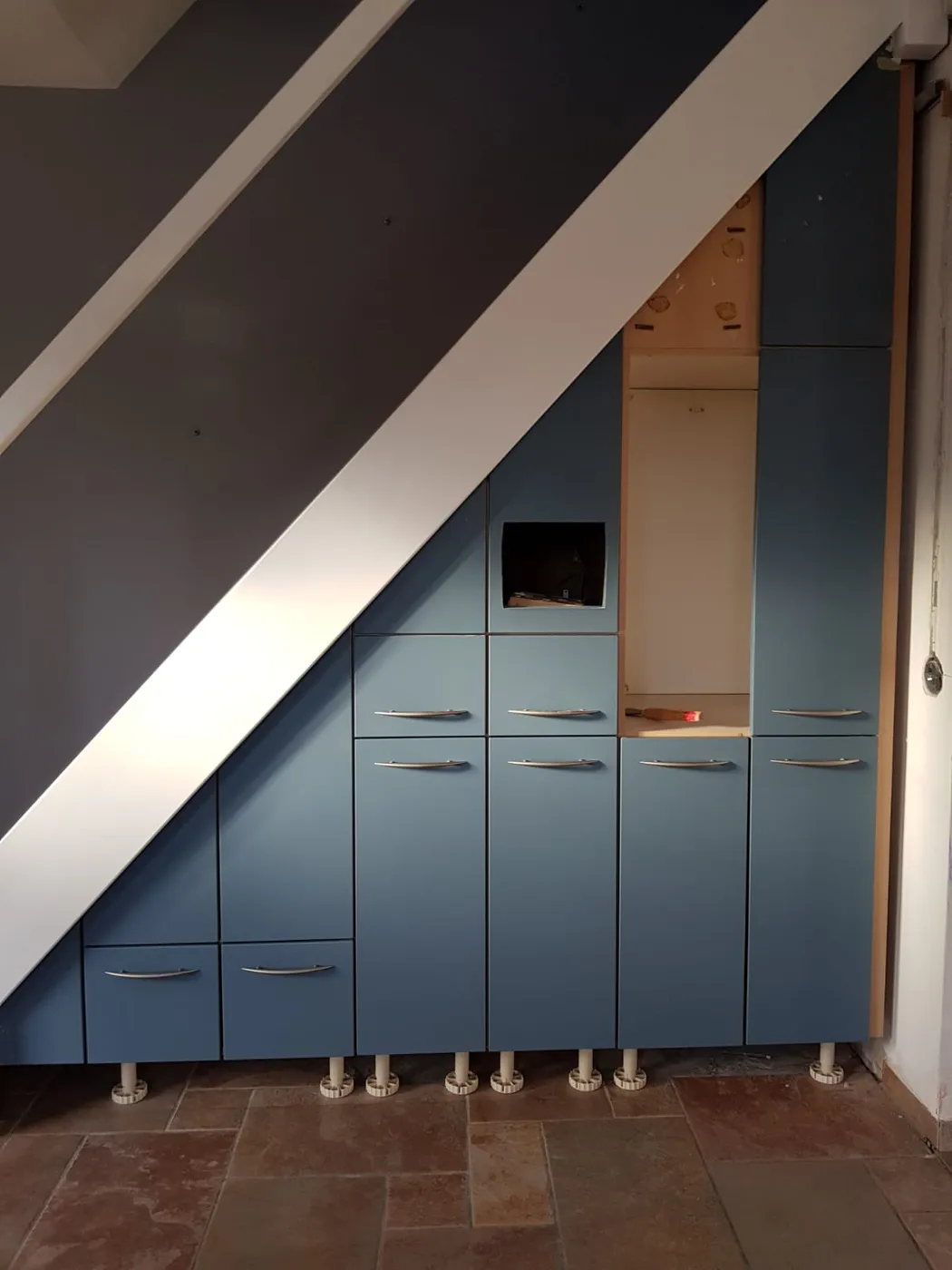 Einbauschrank unter der Dachschräge vorher – vergilbte Fronten