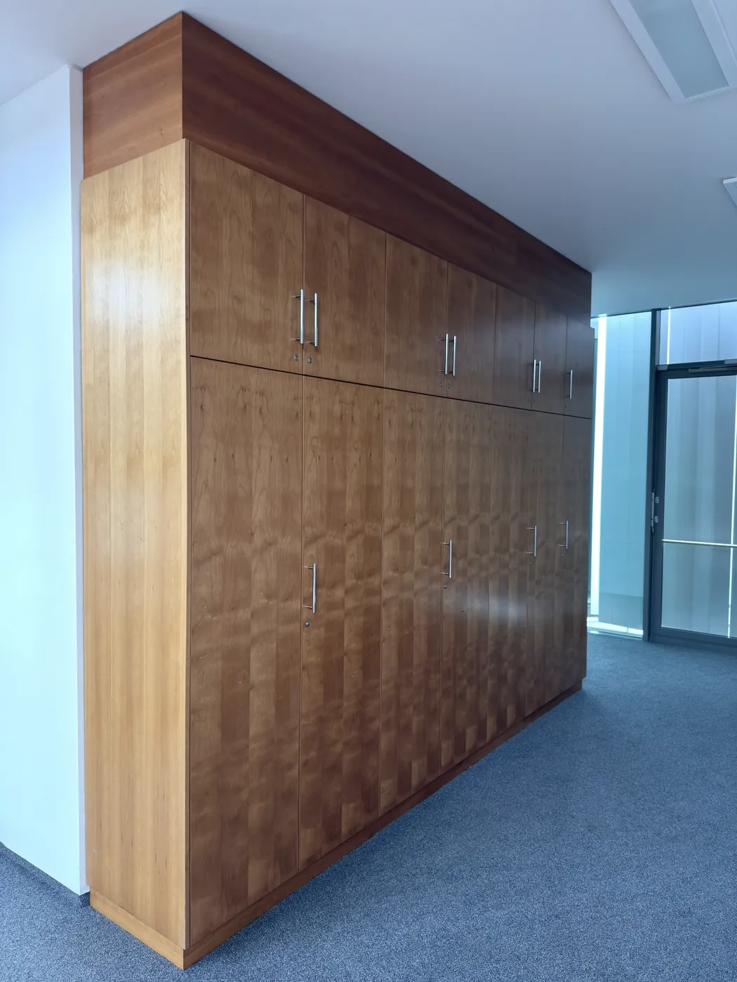 Schrankwand vorher – Kirschholz-Optik aus den 2000ern