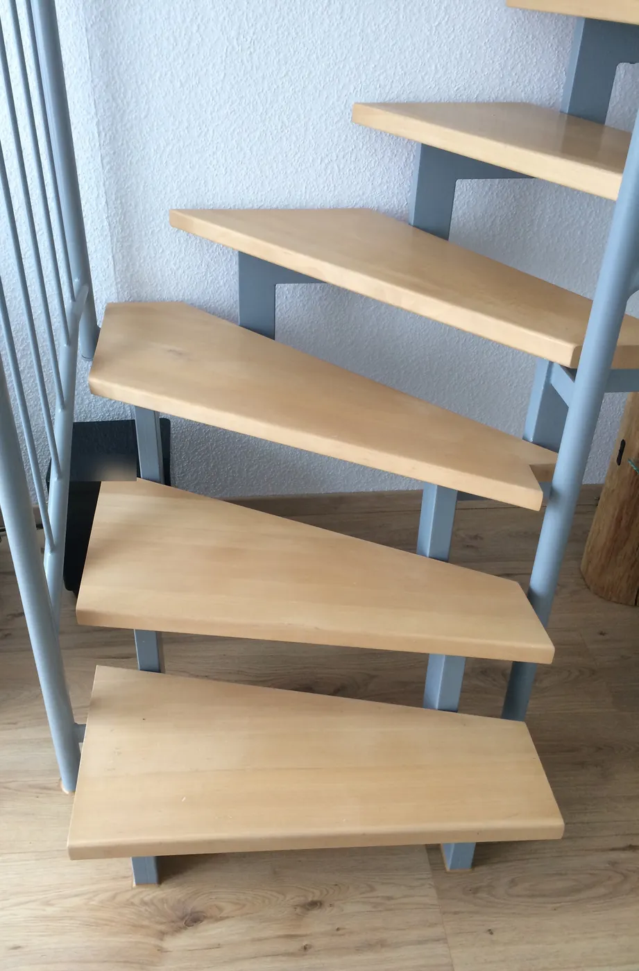 Treppe vorher – ausgetretene Stufen in Buche