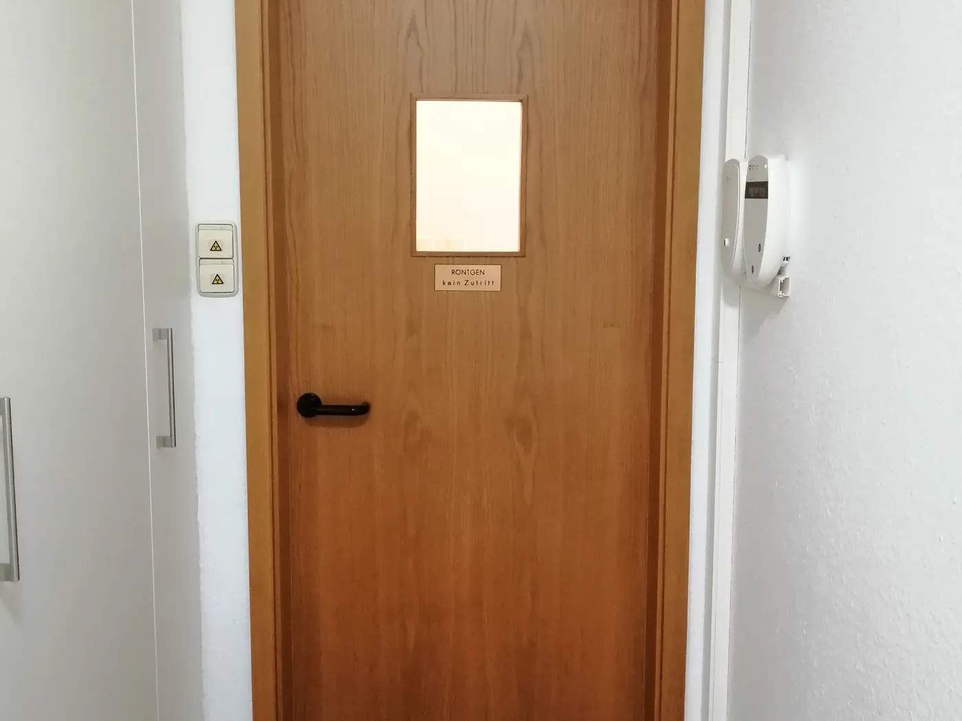 Zimmertür mit Zarge vorher – abgenutzte Oberfläche