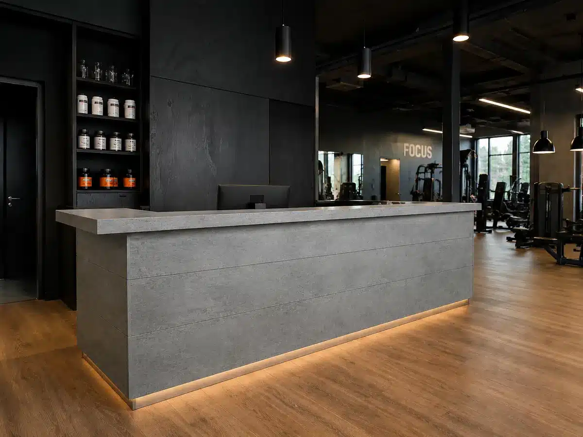 Heller, modernisierter Empfangsbereich mit erneuerter Theke in einem Fitnessstudio