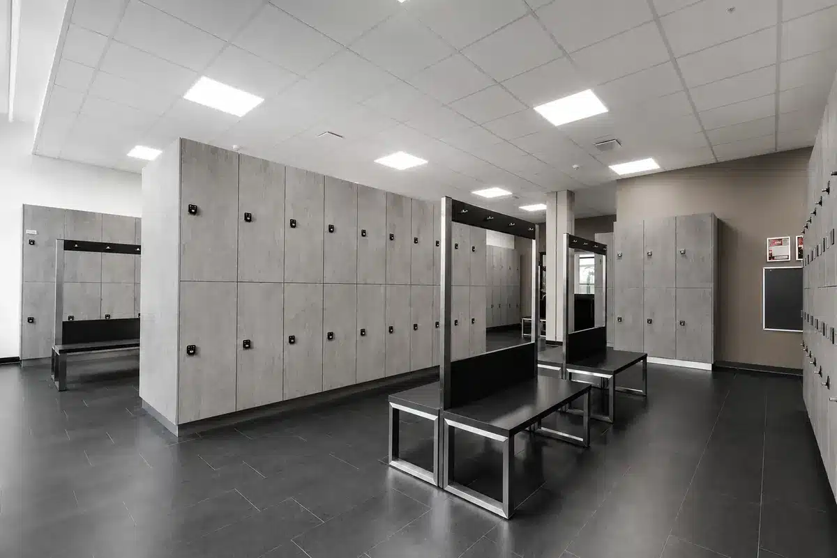 Umkleidebereich mit aufgearbeiteten Schrank- und Spindfronten in einem Studio