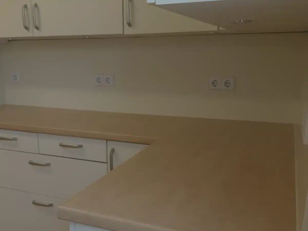 Küchenecke vorher, Fronten und Nische in Beige mit Arbeitsplatte in Ahornoptik